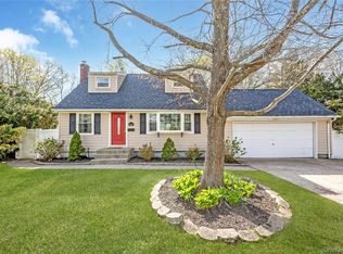 360 Renee Dr, Bayport, NY 11705