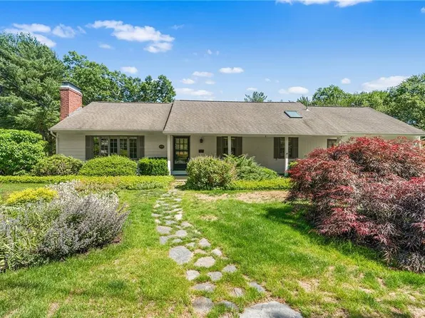 105 Fairfield Dr, North Kingstown, RI 02852