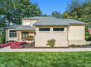 8690 Scenic Bluff Ln, White Lake, MI