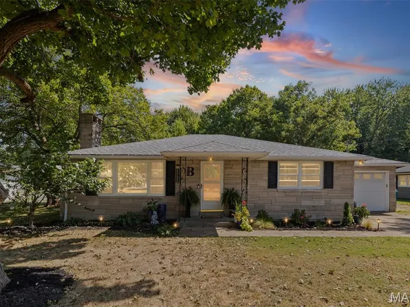 11 Lake Dr, Troy, IL 62294
