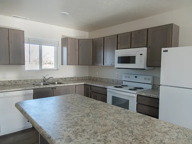 470 W 300 N — Photo 3