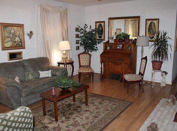 2nd image of 904 E Anaqua Ave