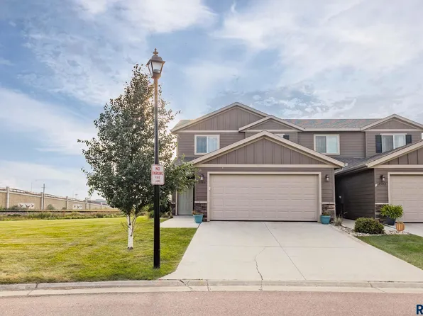 2500 E Meadowside Pl, Sioux Falls, SD 57108