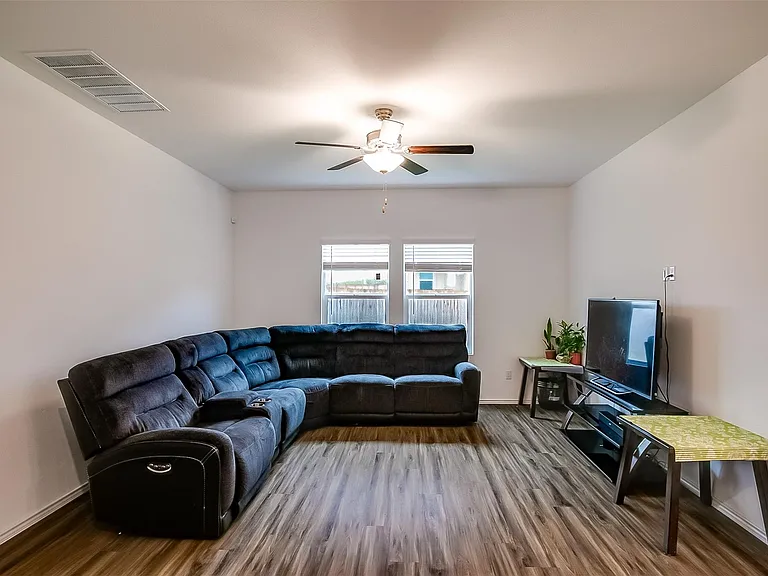 1024 Bluewood Bnd — Photo 8