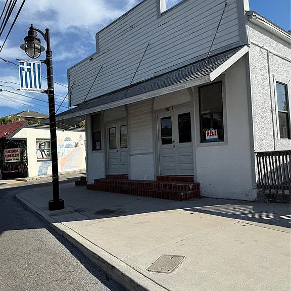 501 Athens St #A & B — Photo 2