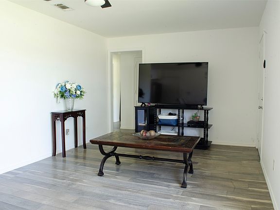 5th image of 308 E Broadmore Ave