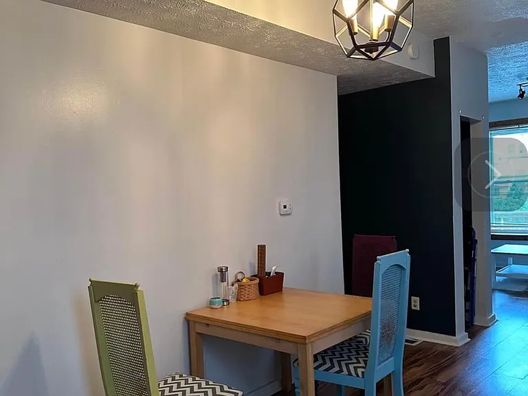 1376 Indianola Ave — Photo 7
