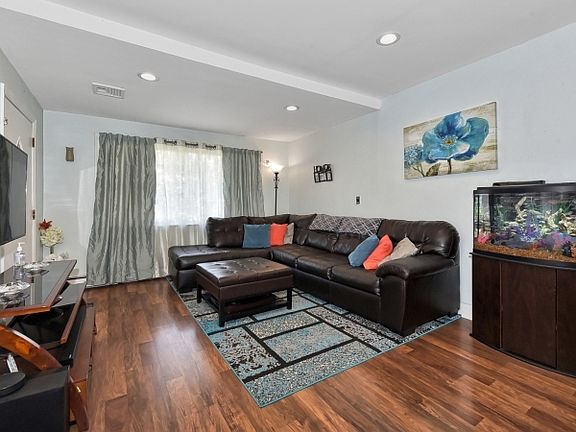 5th image of 79 Lincoln Ave #1X