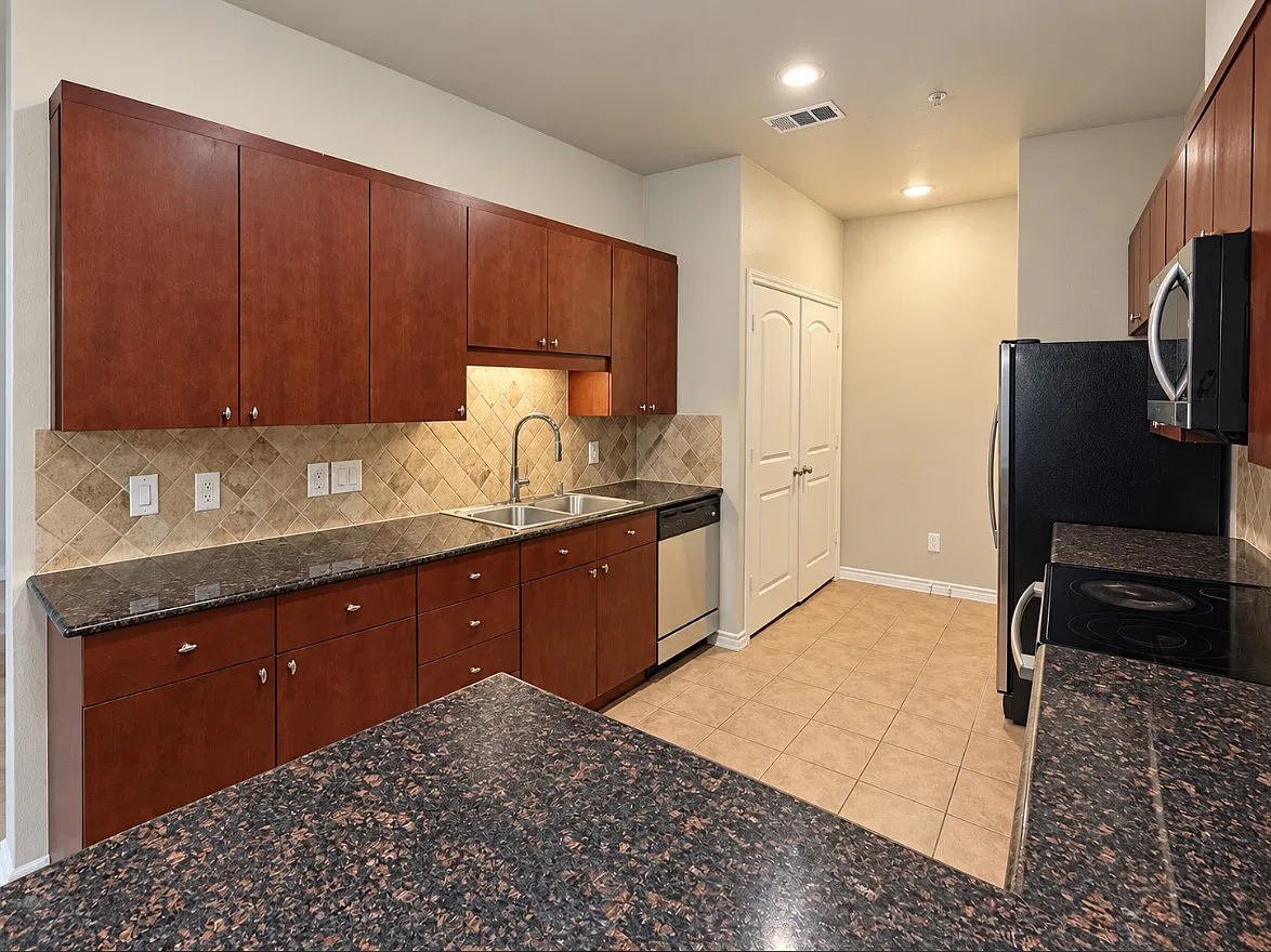 3 bed, 2.5 bath, 1631 sqft, $2,400 — Photo 3