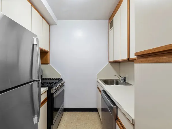 30 West 60th Street image 3 of 16