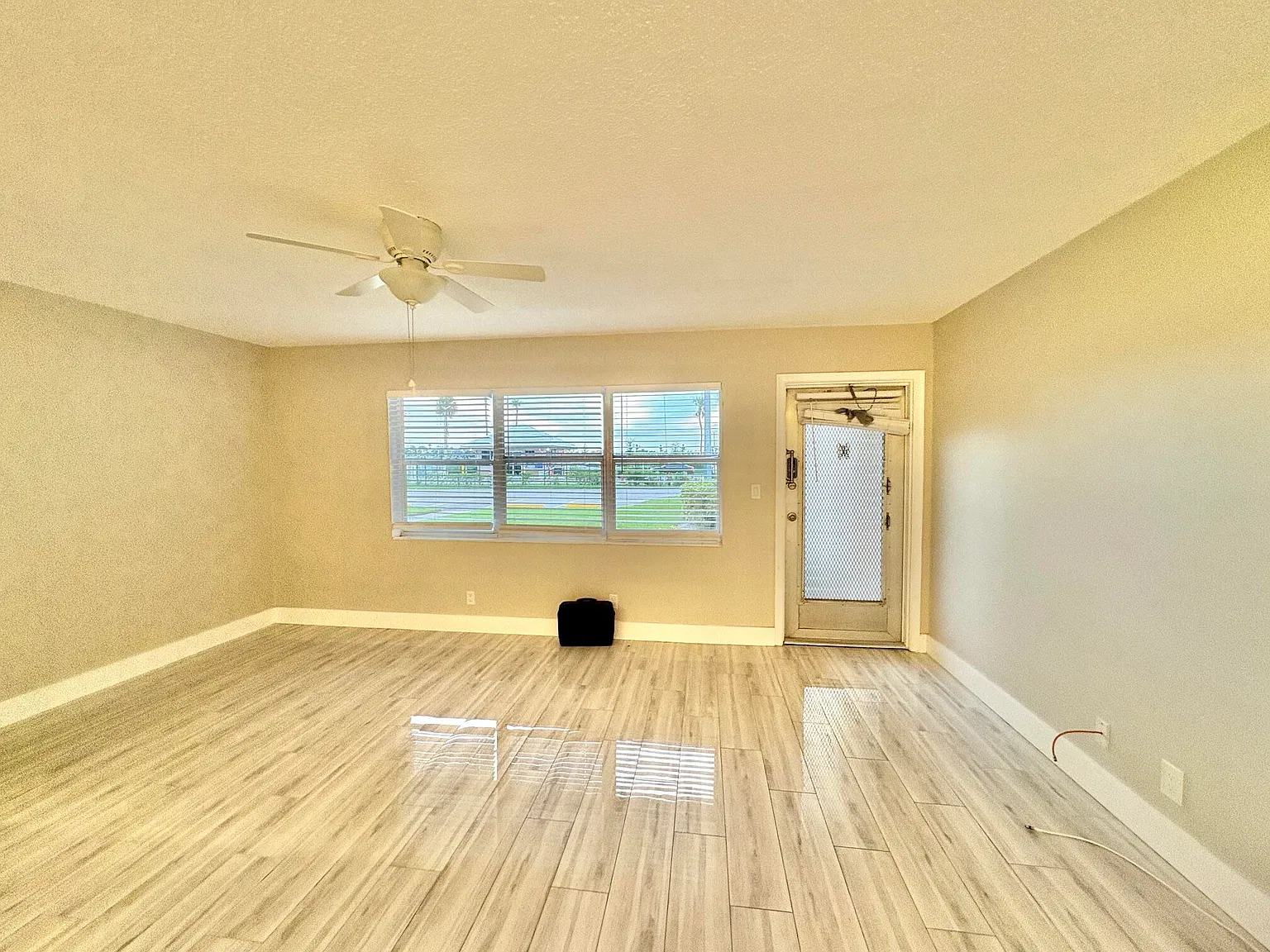 1 bed, 1.5 bath, 646 sqft, $1,600 — Photo 2