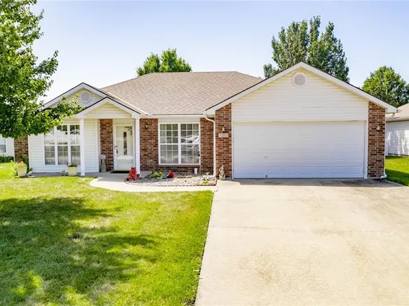 723 Country Ln, Raymore, MO 64083