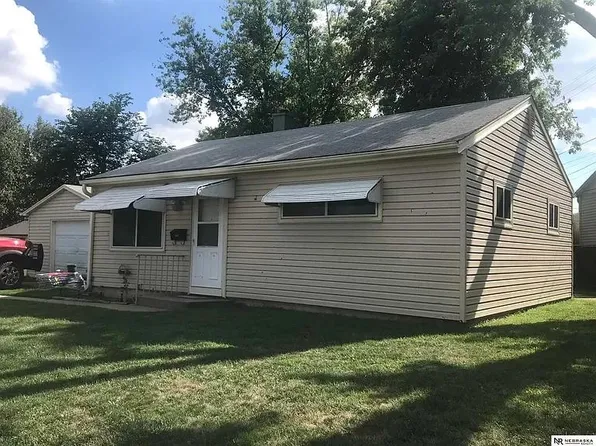 4067 Valley Cir, Omaha, NE 68105