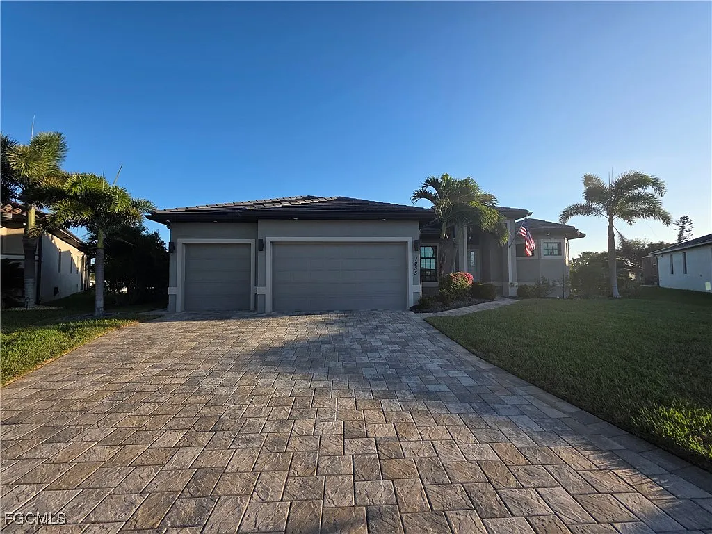 3 bed, 3.0 bath, 2219 sqft, $6,500 — Photo 2