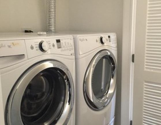 4th image of 2912 N Avers Ave