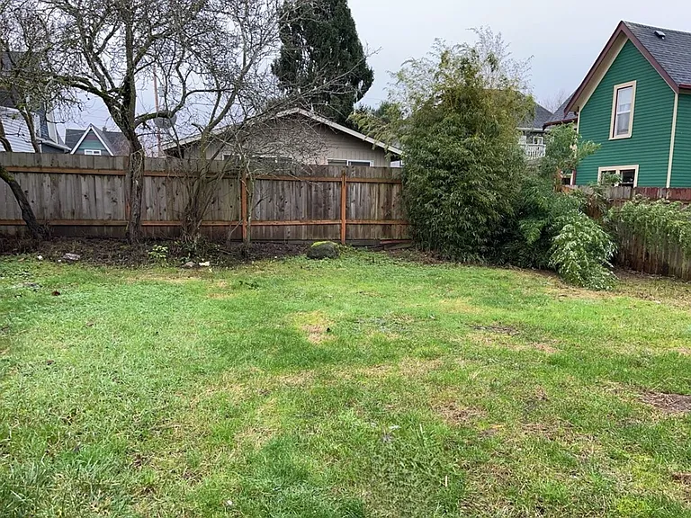 1906 I St — Photo 11