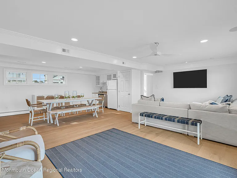 706 Morven Ter — Photo 45