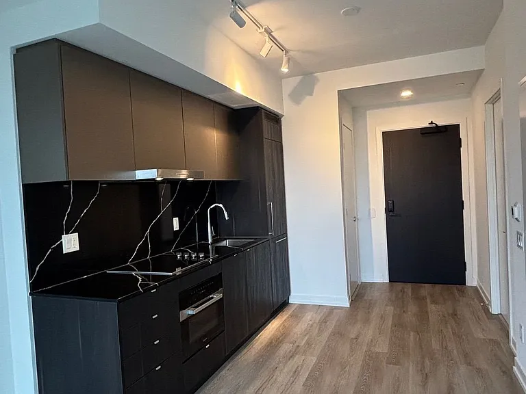 771 Yonge St #2105 — Photo 3