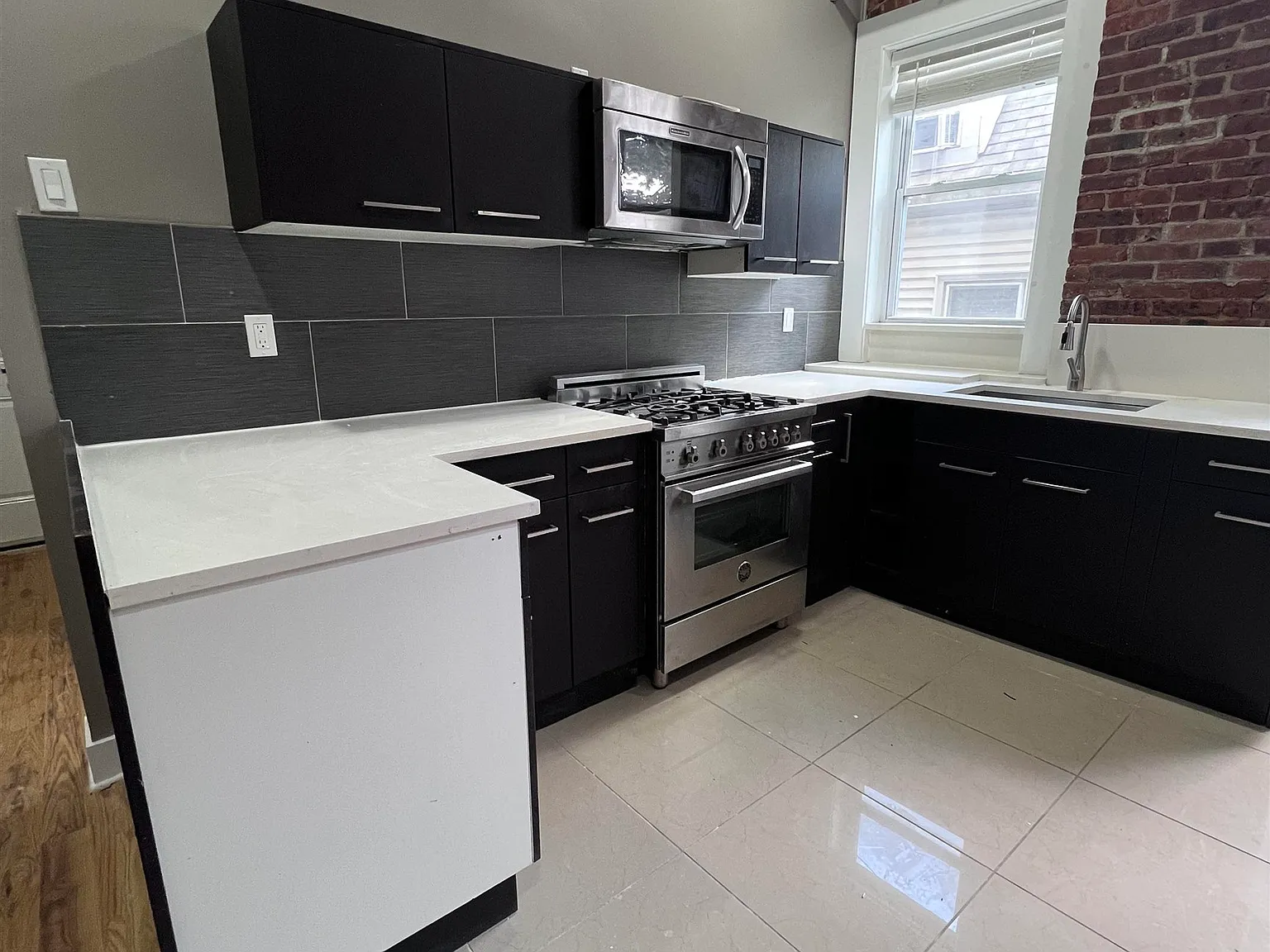 1 bed, 1.0 bath, $2,100 — Photo 3