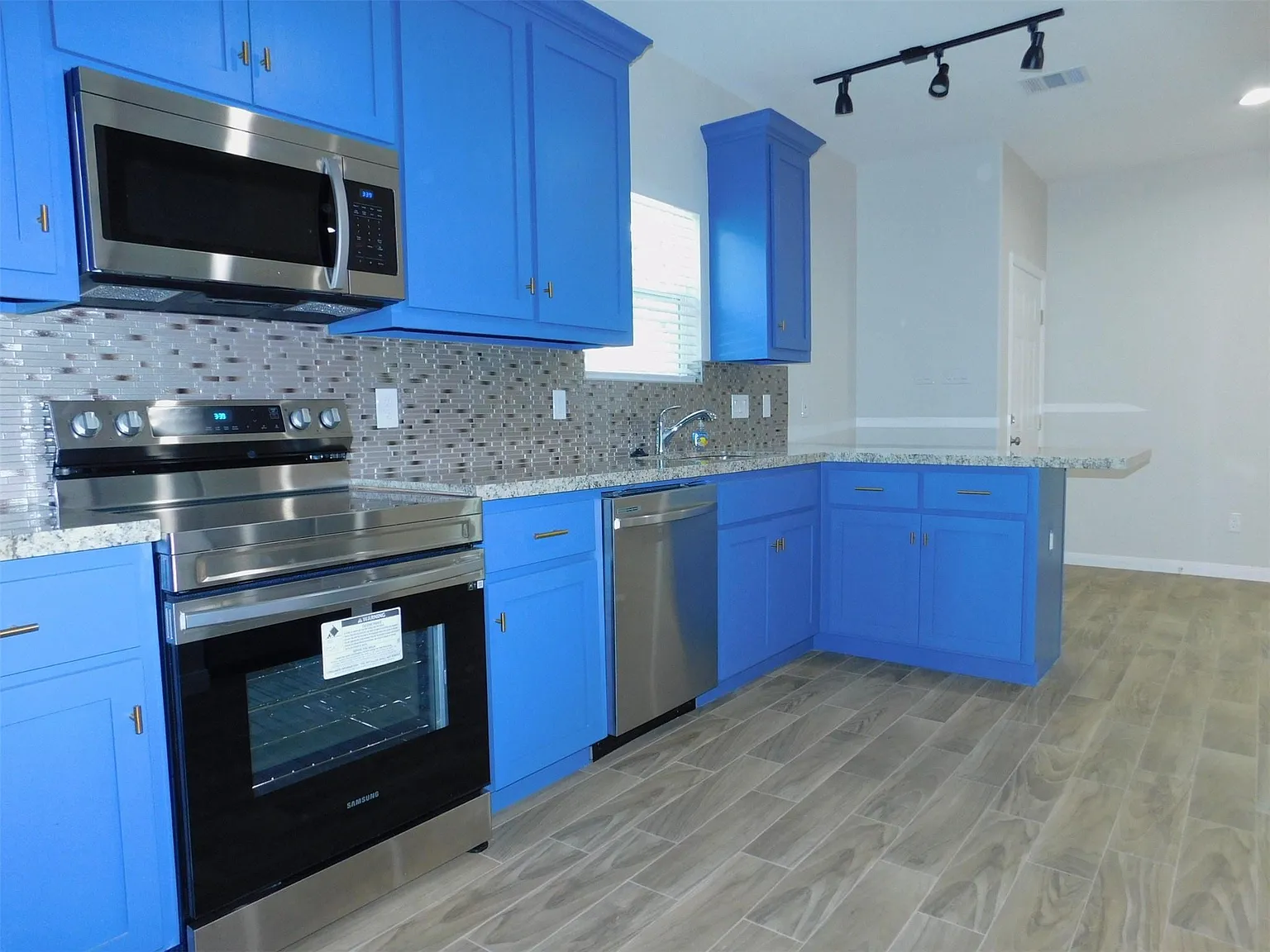 2 bed, 2.0 bath, 900 sqft, $1,700 — Photo 2