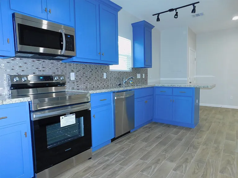 904 W Sealy #B — Photo 2