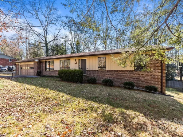 4 Dunleer Ln, Hendersonville, NC 28791