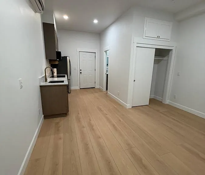 G St — Photo 7