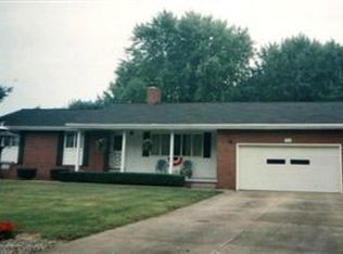 916 Lynita Dr NE, Brookfield, OH