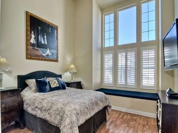 5th image of 805 Harbor Cliff Way Unit 212