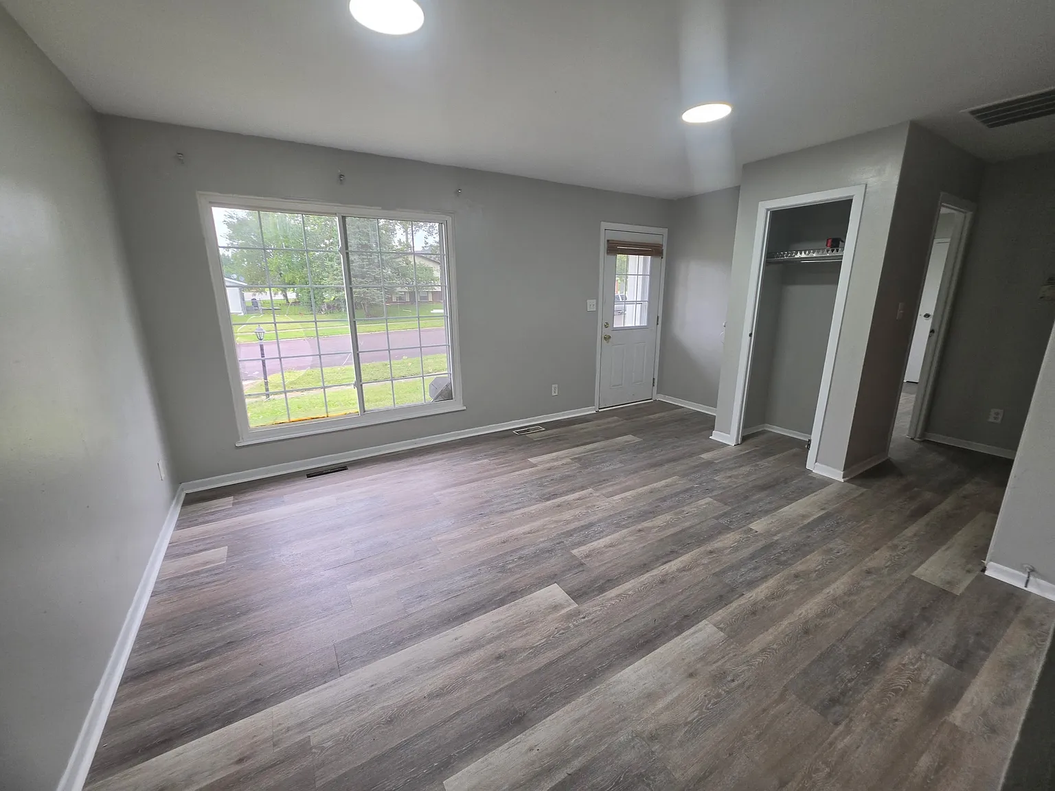 4030 W Creighton Ter — Photo 2