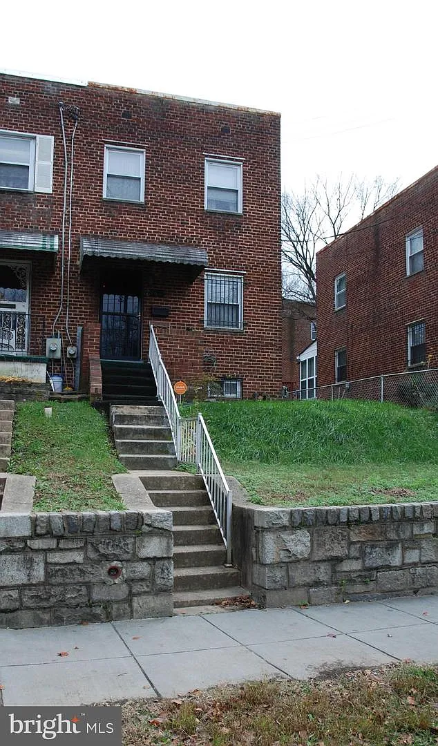 4607 E Capitol St SE photo 1