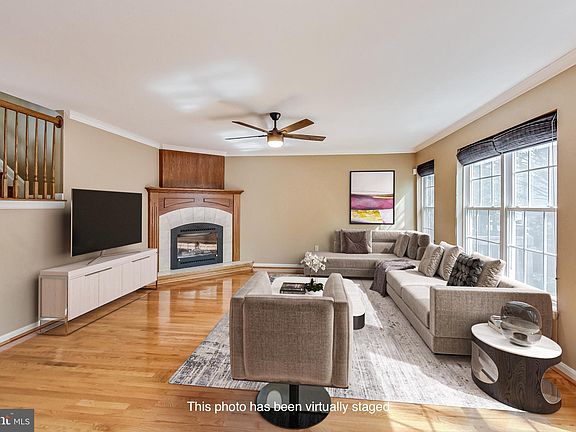 4th image of 8808 Country Oak Dr