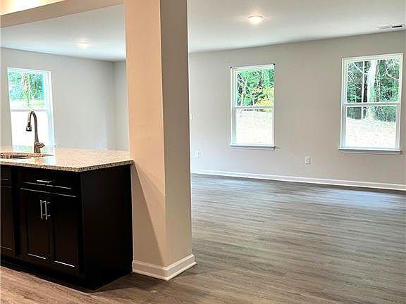 5th image of 102 Longview St