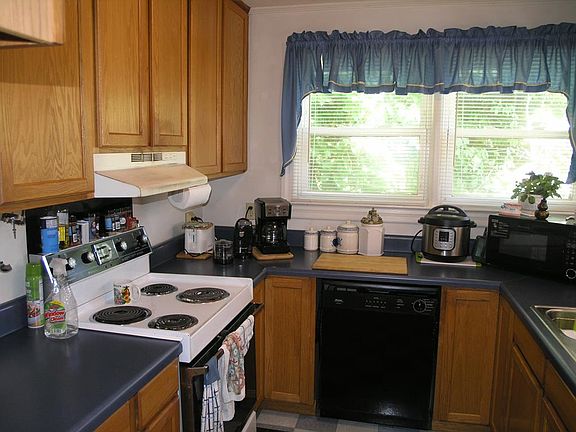 5th image of 930 Burton St