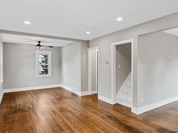 4th image of 26 Hudson Ave