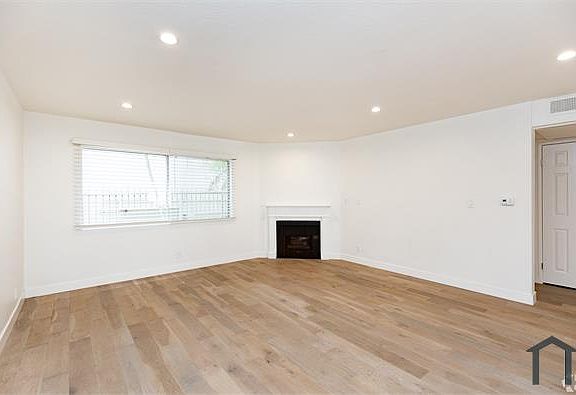 5th image of 1945 Glendon Ave #102