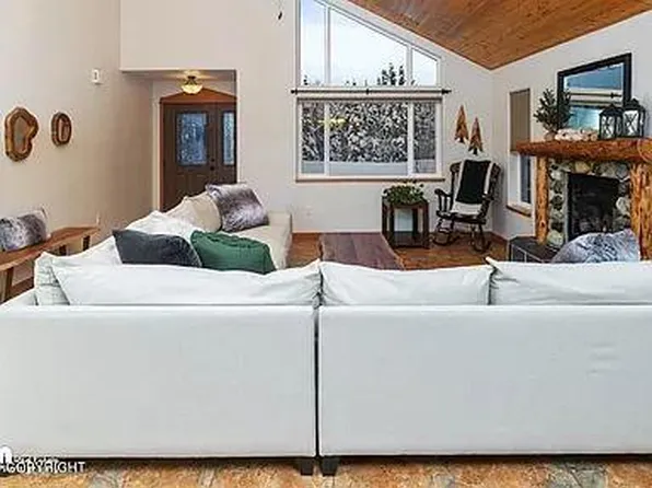 9122 Eagle River Ln, Eagle River, AK 99577