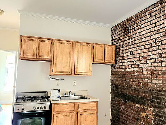 3rd image of 121 Henry St APT 18