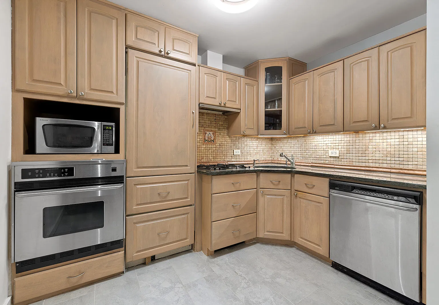 211 Thompson St — Photo 4