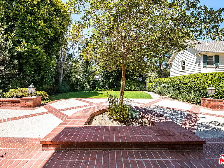 809 N Bedford Dr — Photo 22