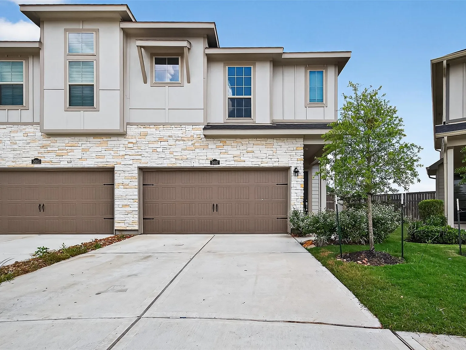 3 bed, 2.5 bath, 1877 sqft, $2,300 — Photo 1