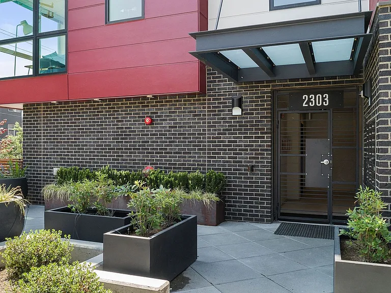 2303 Franklin Ave E — Photo 12