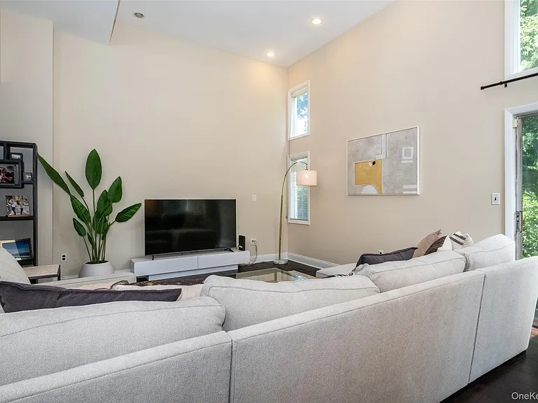 17 Edgewood Ave — Photo 16