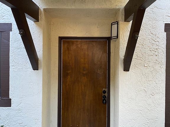 2nd image of 804 Del Valle Cir