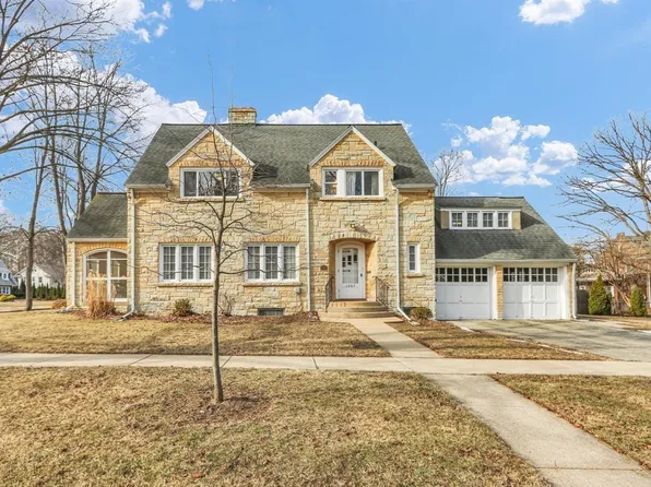 1207 S Busey Ave, Urbana, IL 61801