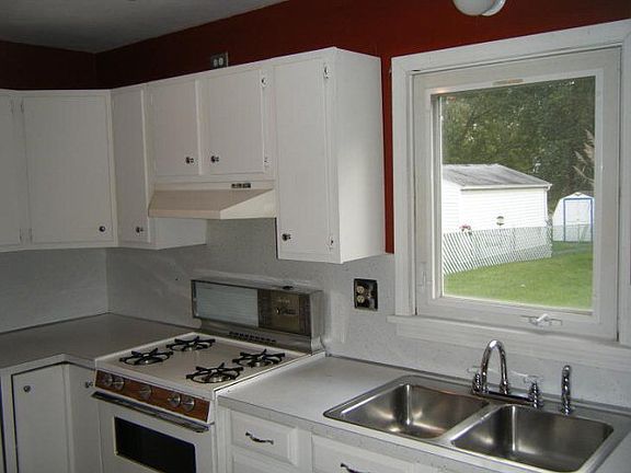 3rd image of 33 E 12th St