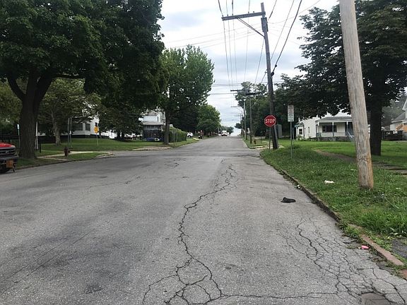 4th image of 904 Carbon St