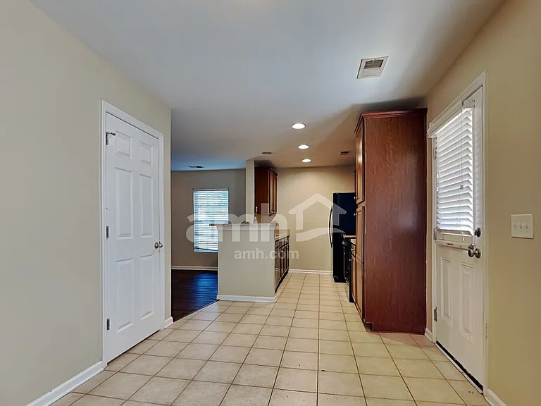 409 Lakewind Dr — Photo 4