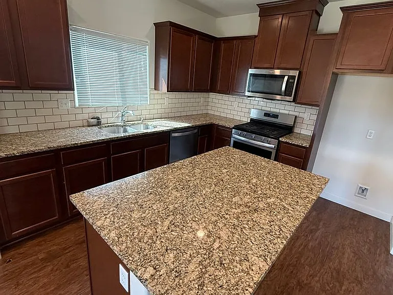 2717 Mercedes Dr — Photo 10