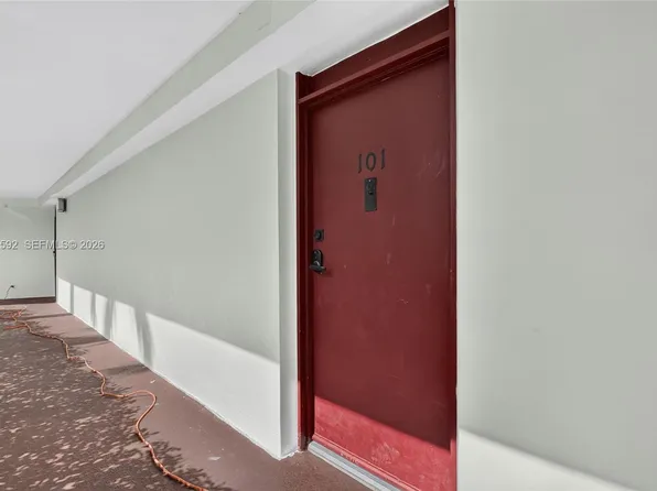 3301 N Country Club Dr APT 101, Aventura, FL 33180